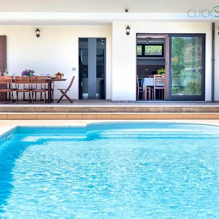 Flamingo Luxury With Exclusive Pool, Gym And